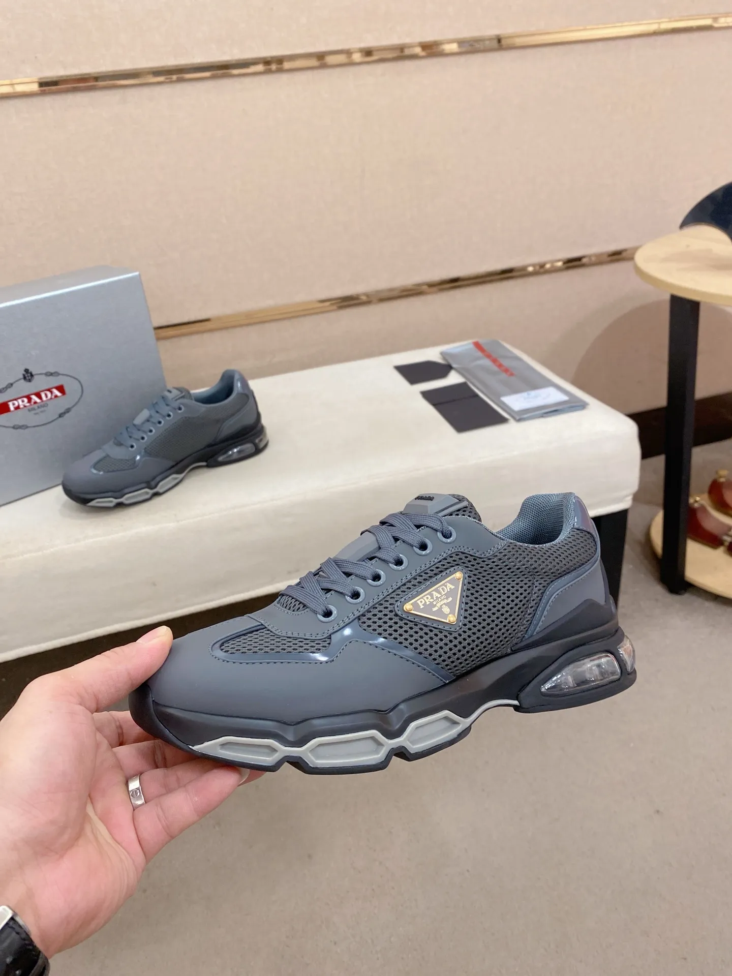 Factory price 660💰 ✔️✔️✔️High version High-quality new PRADA (Prada) counters are on the market at the same time, new men's shoes, 😘fabrics imported first-layer cowhide and mesh fabrics, purely handmade. Lining: Full cowhide lining. 👍🏿 High-end ☄️ air-cushion molded anti-slip rubber outsole, exquisite lines, simple and elegant, comfortable and high-end for leisure travel. Code number: 38 to 45
